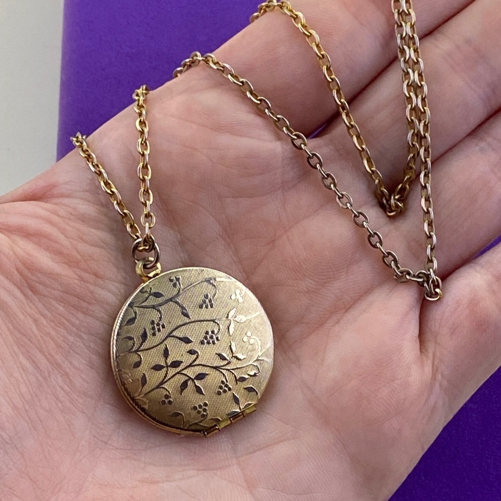 💛 Vintage Gold Plates Floral Locket Necklace | Minimalist Boho Layering Piece - Picture 7 of 8